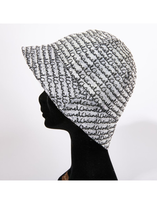 Chapeau CHANEL de pluie siglé "Chanel" blanc et noir