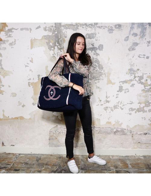 Sac CHANEL Airlines argent et sa serviette de plage bleue marine