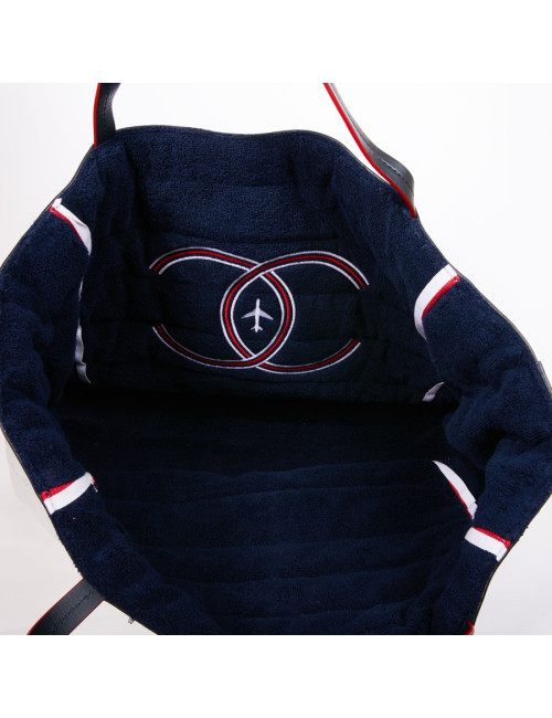 Sac CHANEL Airlines argent et sa serviette de plage bleue marine