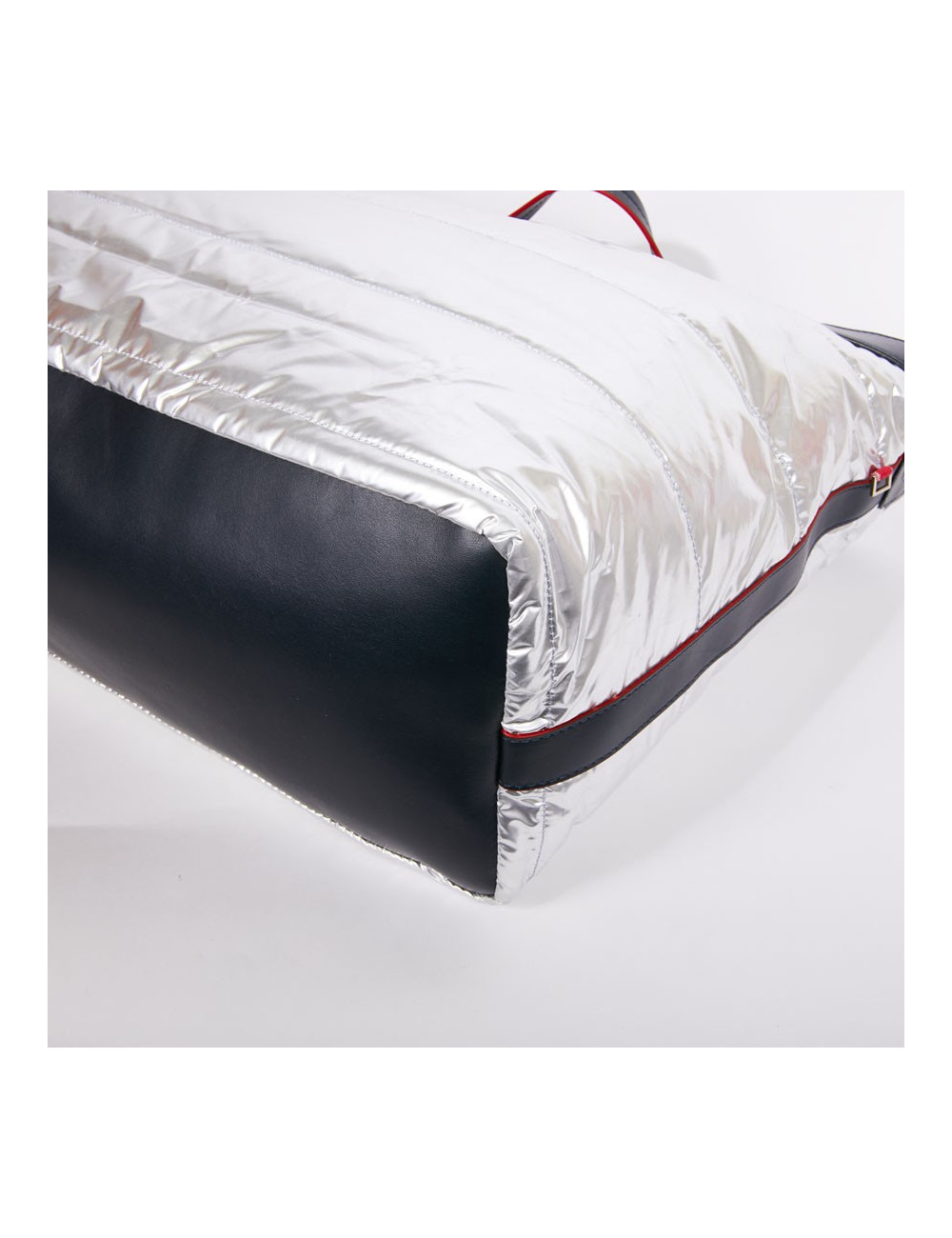 Sac CHANEL Airlines argent et sa serviette de plage bleue marine