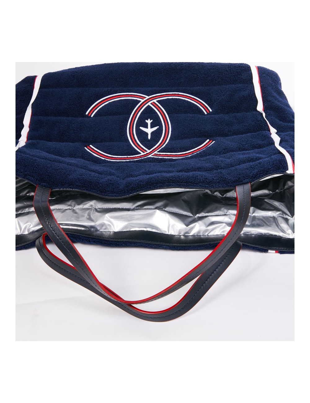 Sac CHANEL Airlines argent et sa serviette de plage bleue marine