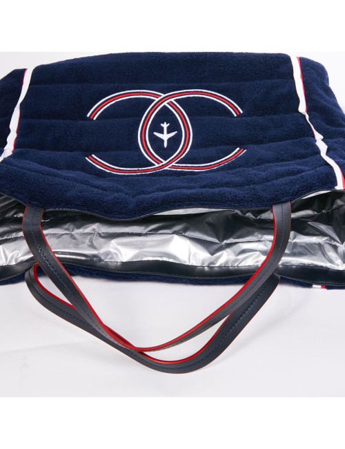 Sac CHANEL Airlines argent et sa serviette de plage bleue marine
