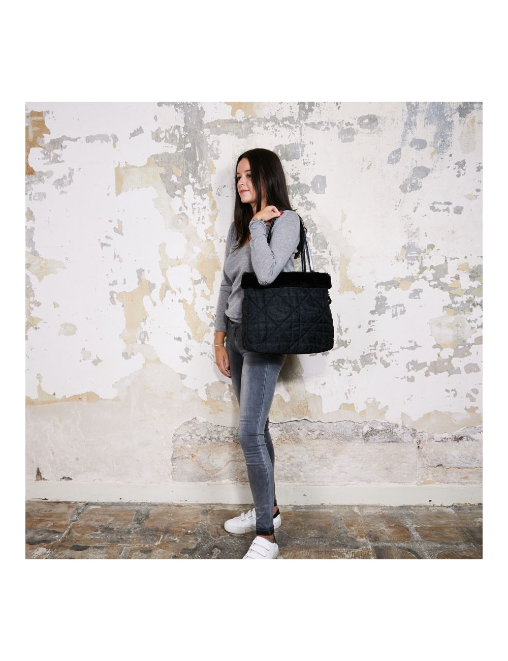 Sac toile mongram CHRSTIAN DIOR et fausse fourrure noire