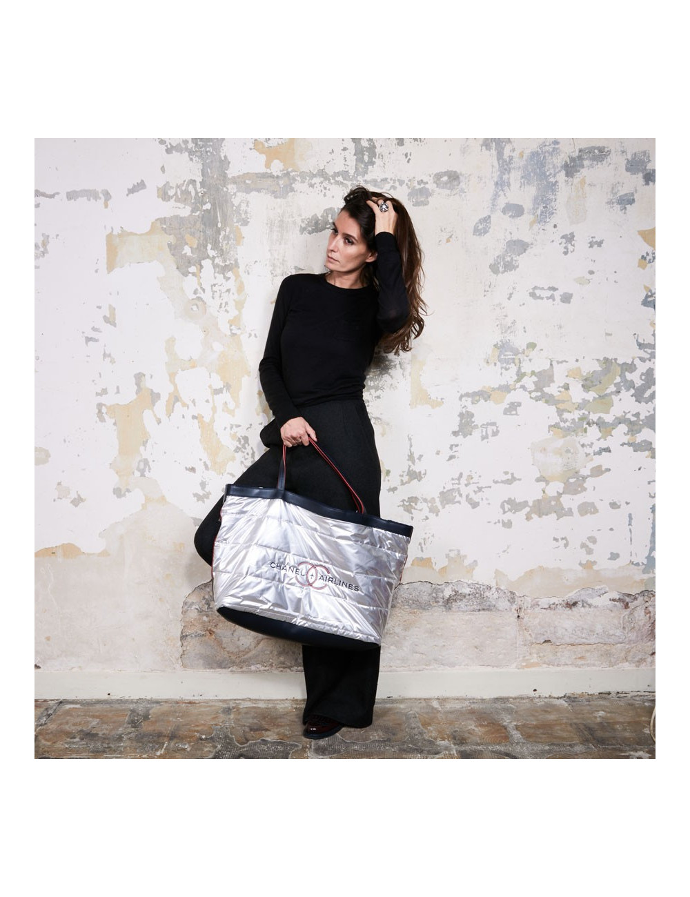 Sac de plage "Airlines" CHANEL argenté et bleu marine