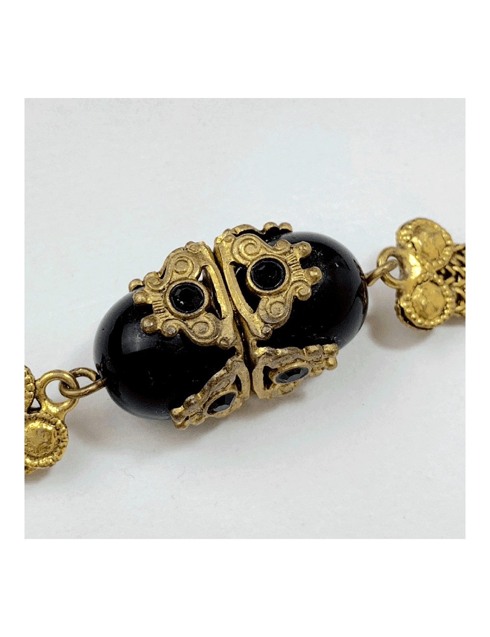 Sautoir chaines dorées et perles noires