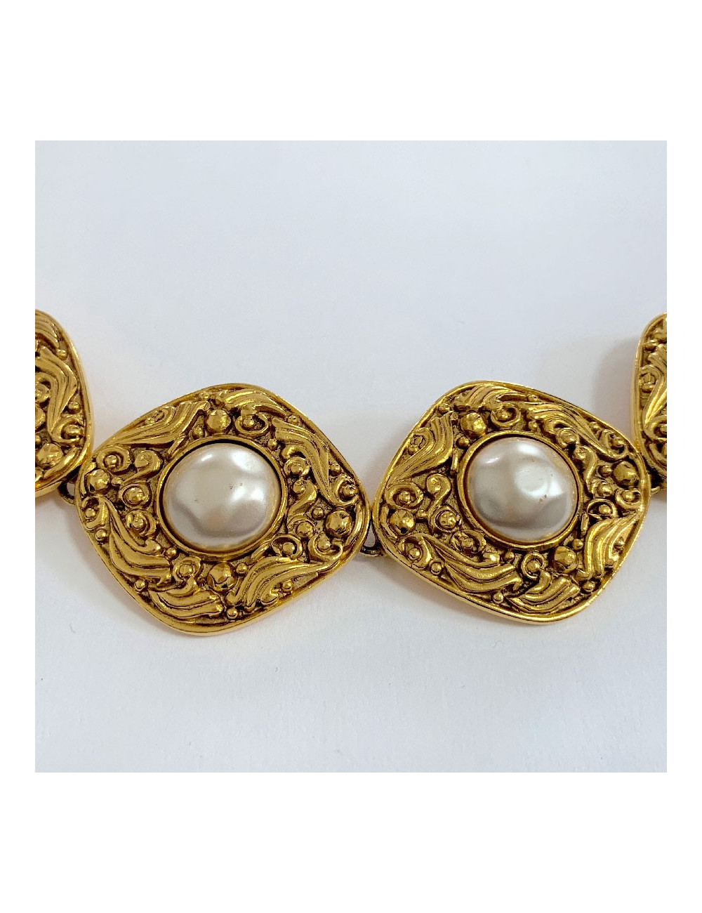 CHANEL Vintage gilded metal and pearly beads belt