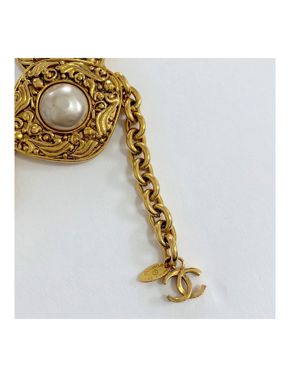 CHANEL Vintage gilded metal and pearly beads belt