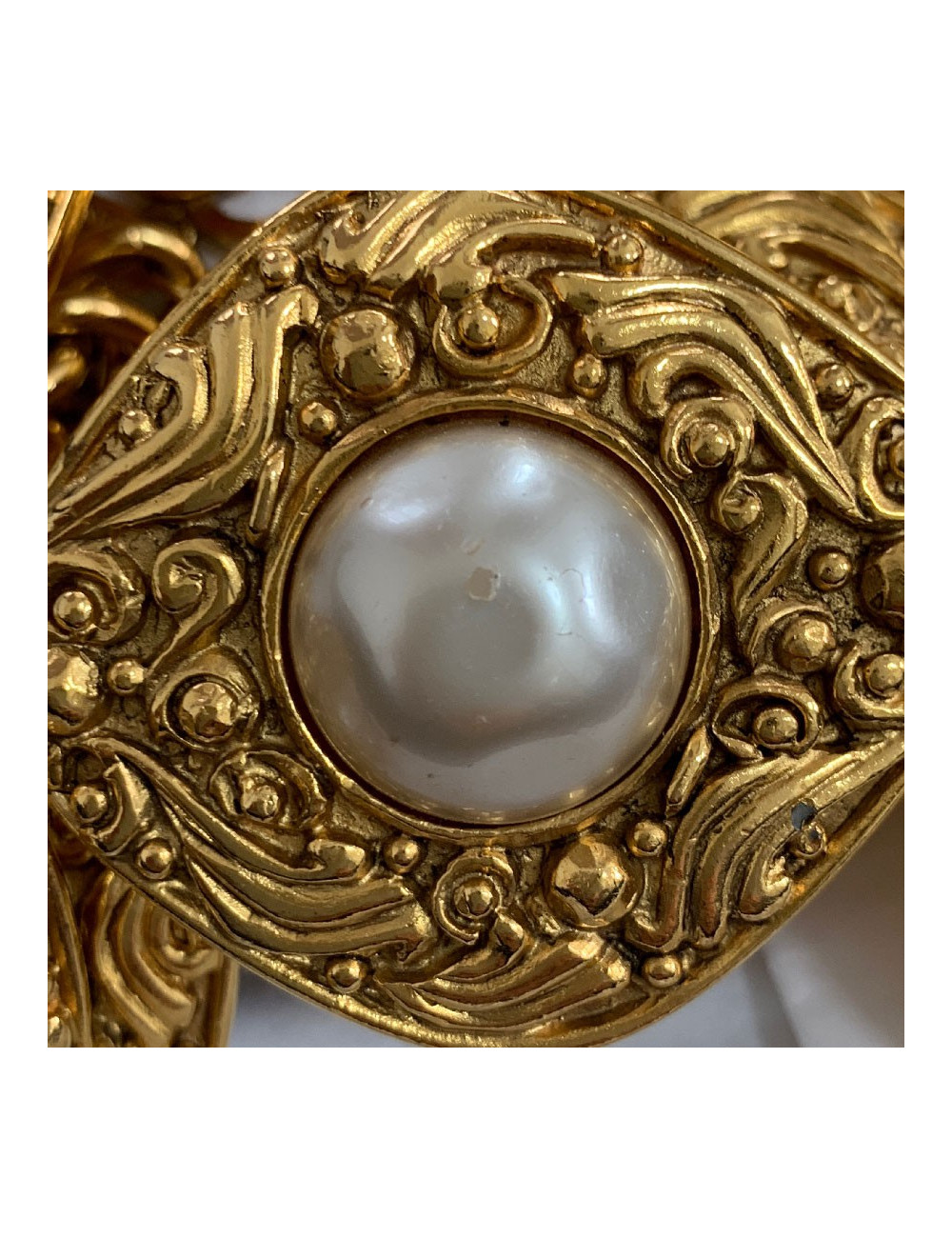 CHANEL Vintage gilded metal and pearly beads belt