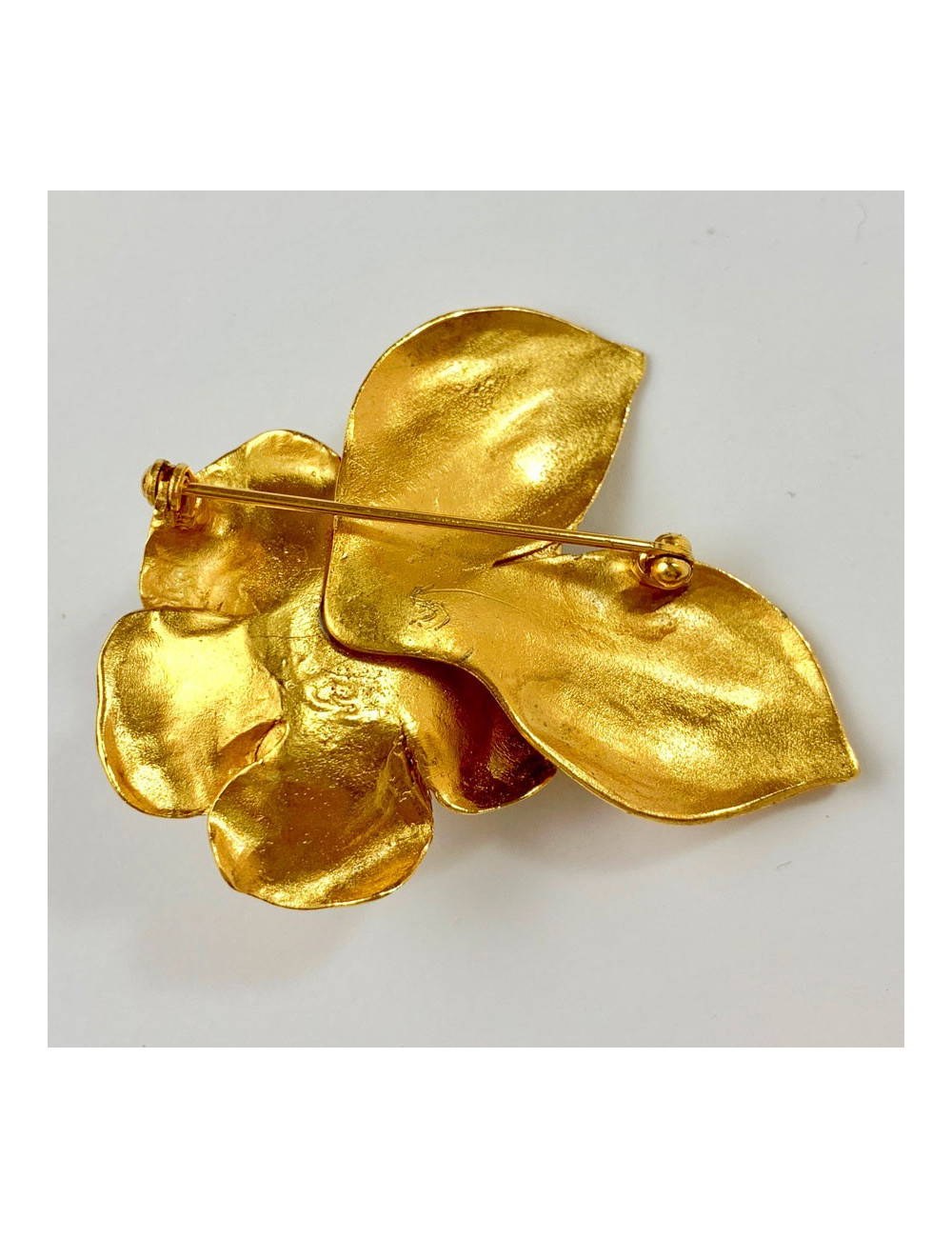 Broche CHANEL "CC" dorée vintage