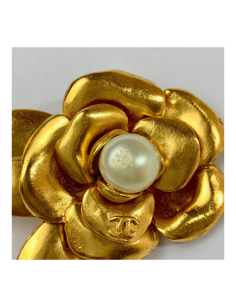 Broche CHANEL camélia dorée