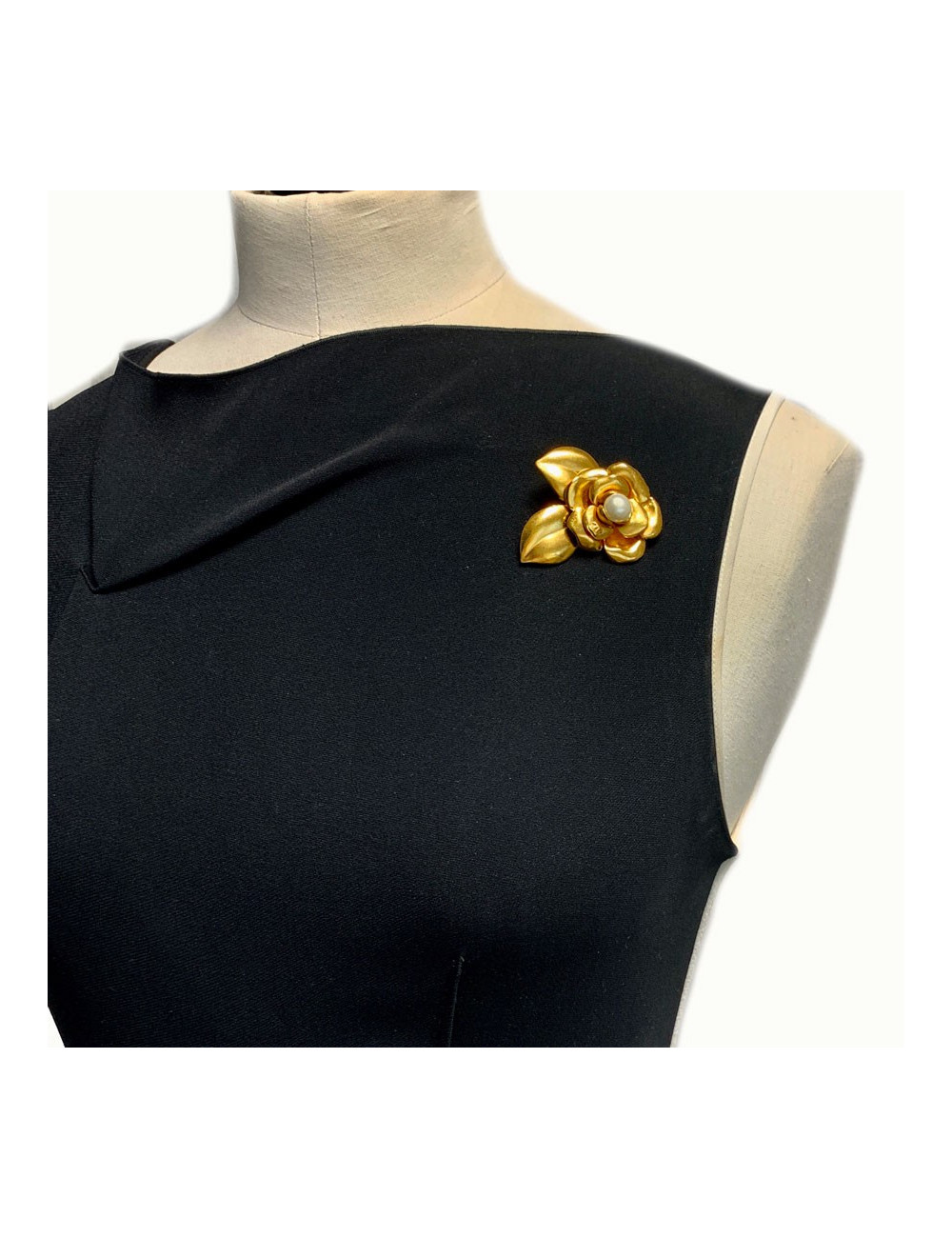 Broche CHANEL "CC" dorée vintage