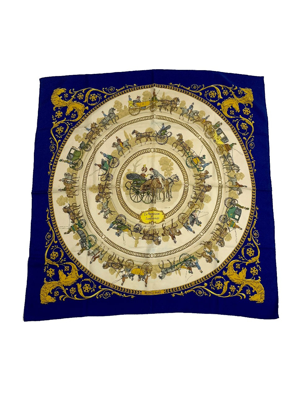 Carré HERMES "La promenade de Longchamps" soie bleue, or et beige