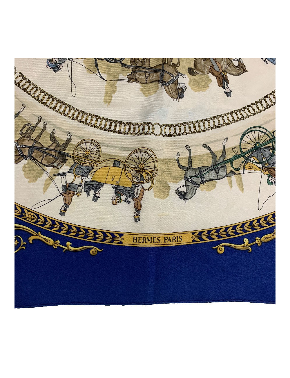 Carré HERMES "La promenade de Longchamps" soie bleue, or et beige