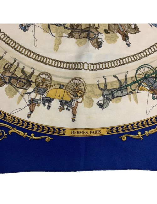 Carré HERMES "La promenade de Longchamps" soie bleue, or et beige