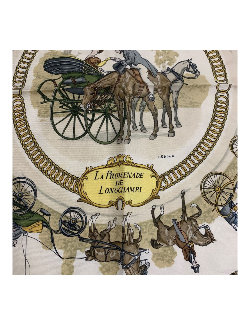 Carré HERMES "La promenade de Longchamps" soie bleue, or et beige