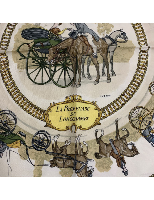 Carré HERMES "La promenade de Longchamps" soie bleue, or et beige