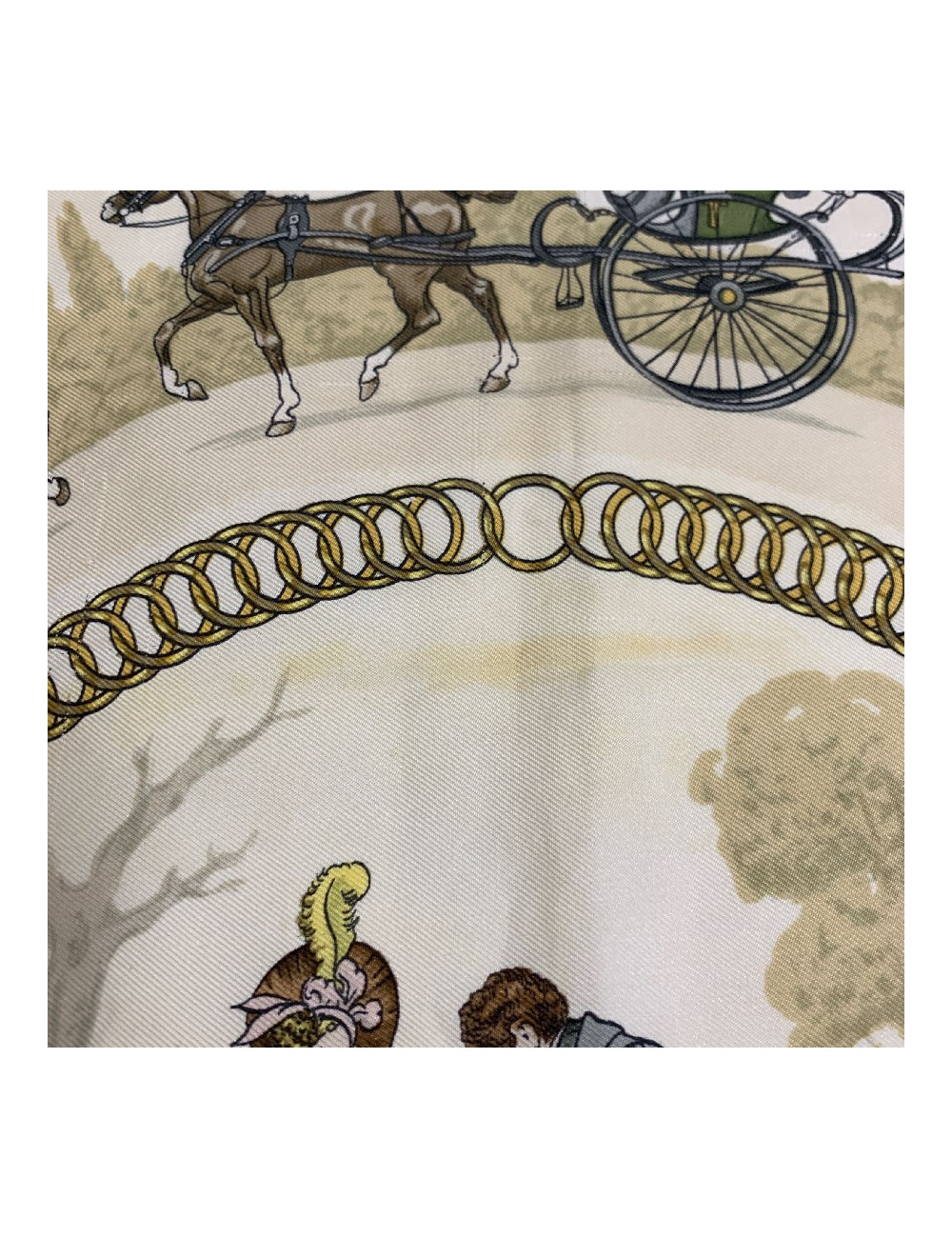 Carré HERMES "La promenade de Longchamps" soie bleue, or et beige