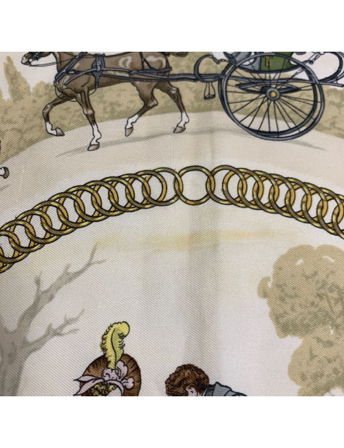 Carré HERMES "La promenade de Longchamps" soie bleue, or et beige