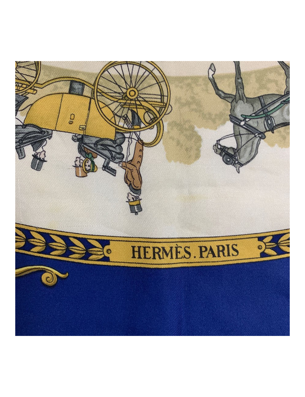 Carré HERMES "La promenade de Longchamps" soie bleue, or et beige