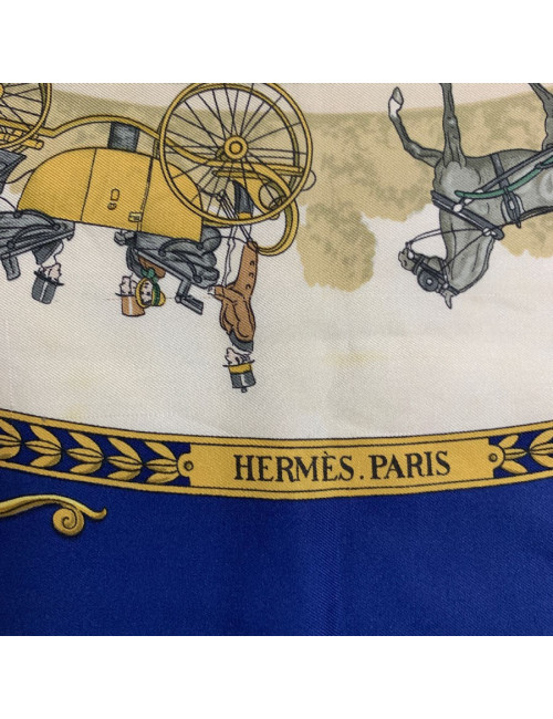 Carré HERMES "La promenade de Longchamps" soie bleue, or et beige