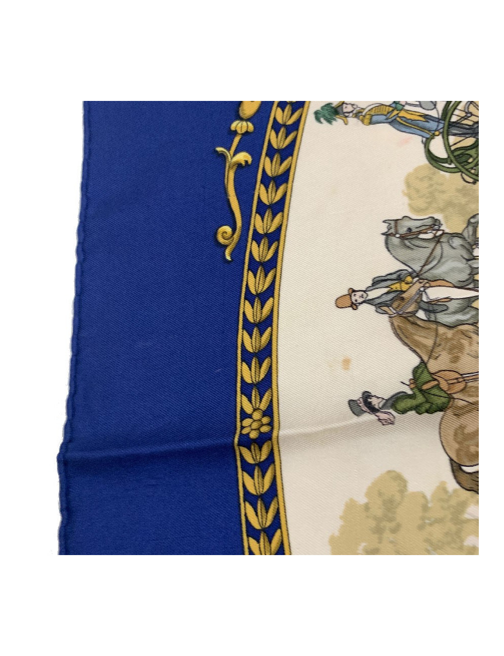 Carré HERMES "La promenade de Longchamps" soie bleue, or et beige