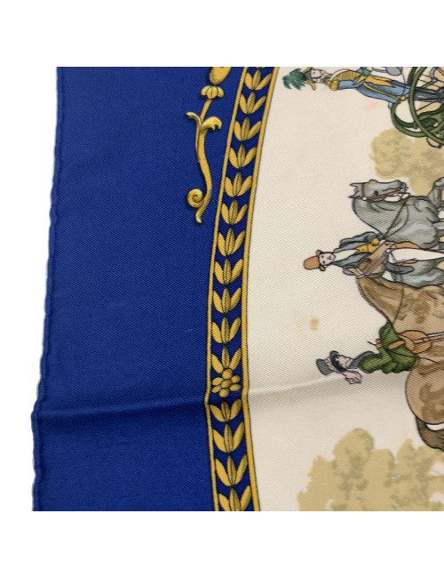 Carré HERMES "La promenade de Longchamps" soie bleue, or et beige