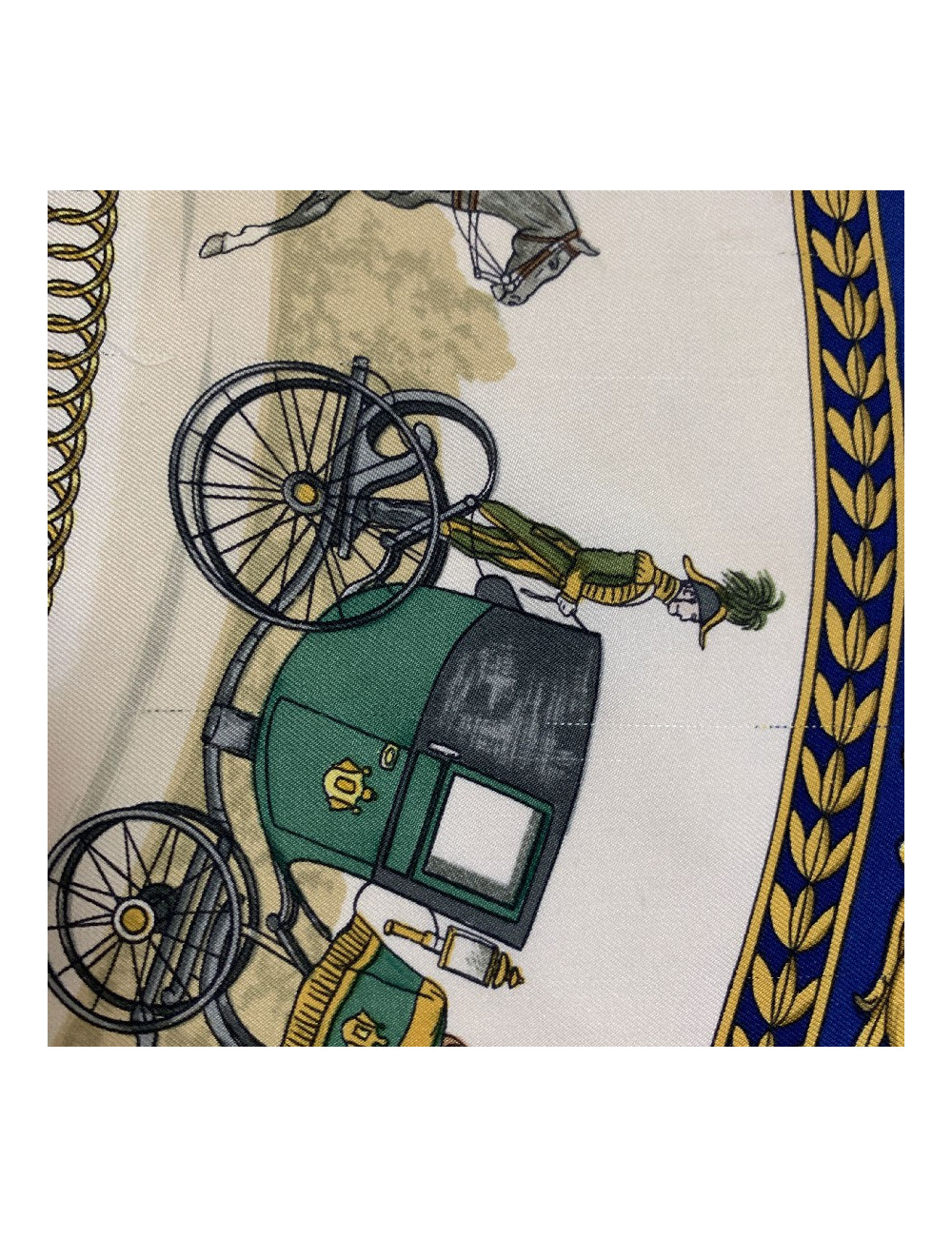 Carré HERMES "La promenade de Longchamps" soie bleue, or et beige