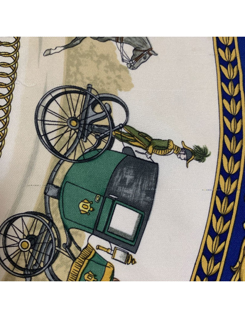 Carré HERMES "La promenade de Longchamps" soie bleue, or et beige