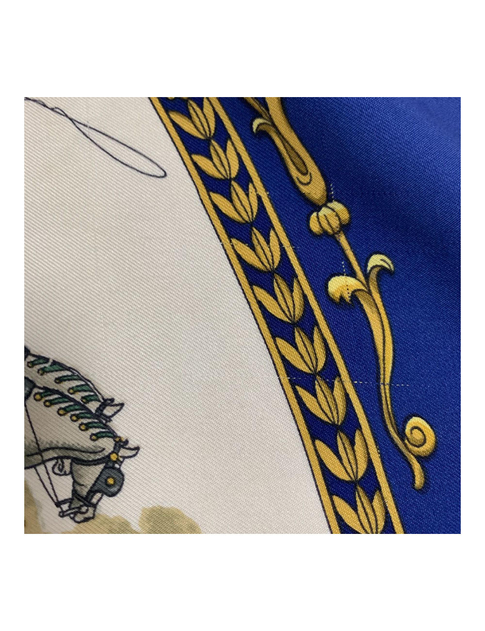 Carré HERMES "La promenade de Longchamps" soie bleue, or et beige