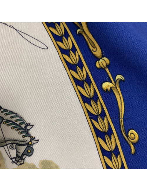 Carré HERMES "La promenade de Longchamps" soie bleue, or et beige