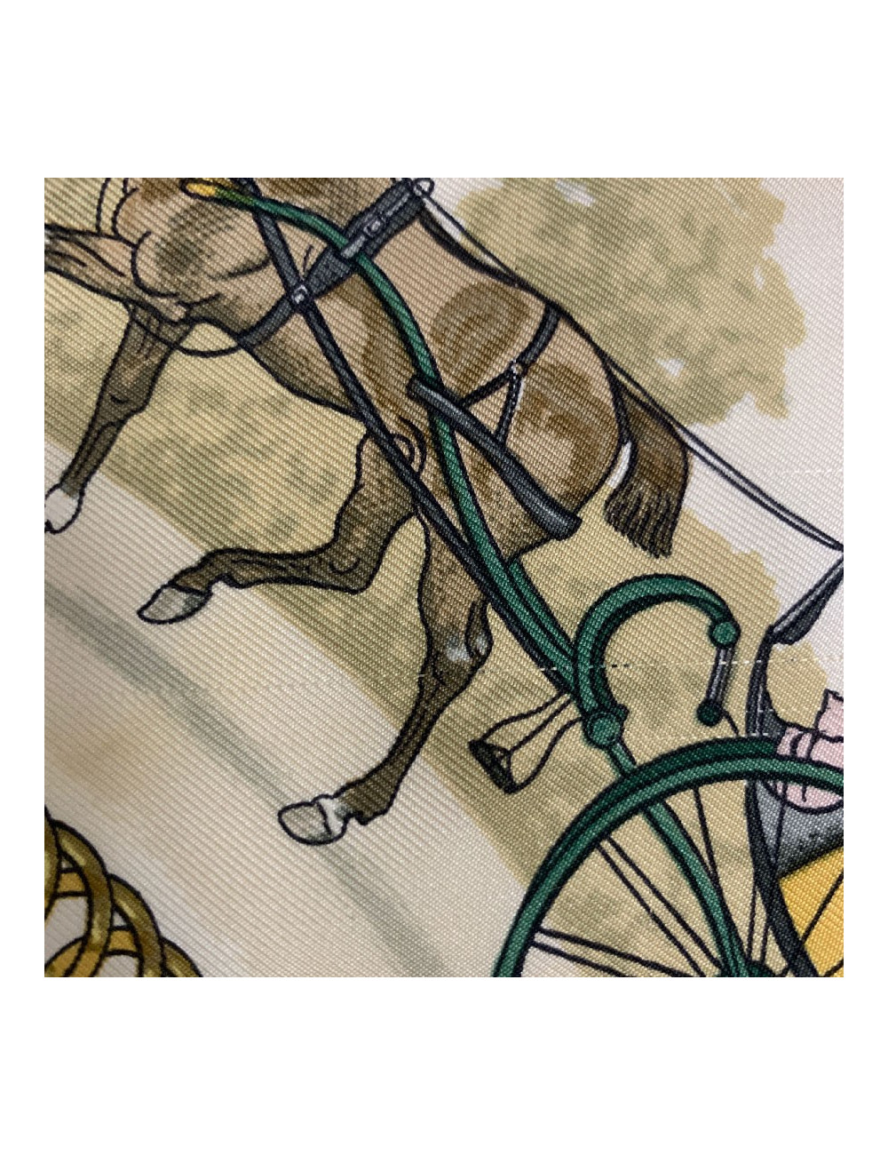 Carré HERMES "La promenade de Longchamps" soie bleue, or et beige