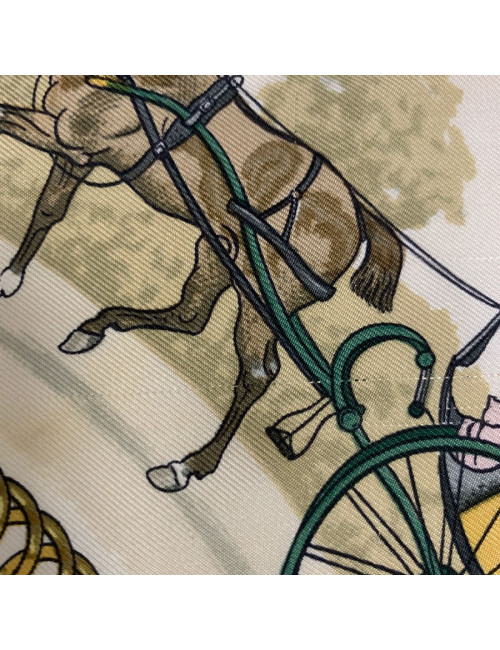 Carré HERMES "La promenade de Longchamps" soie bleue, or et beige