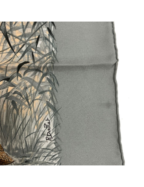 Carré HERMES Halte en Camargue en soie beige rosé et grise