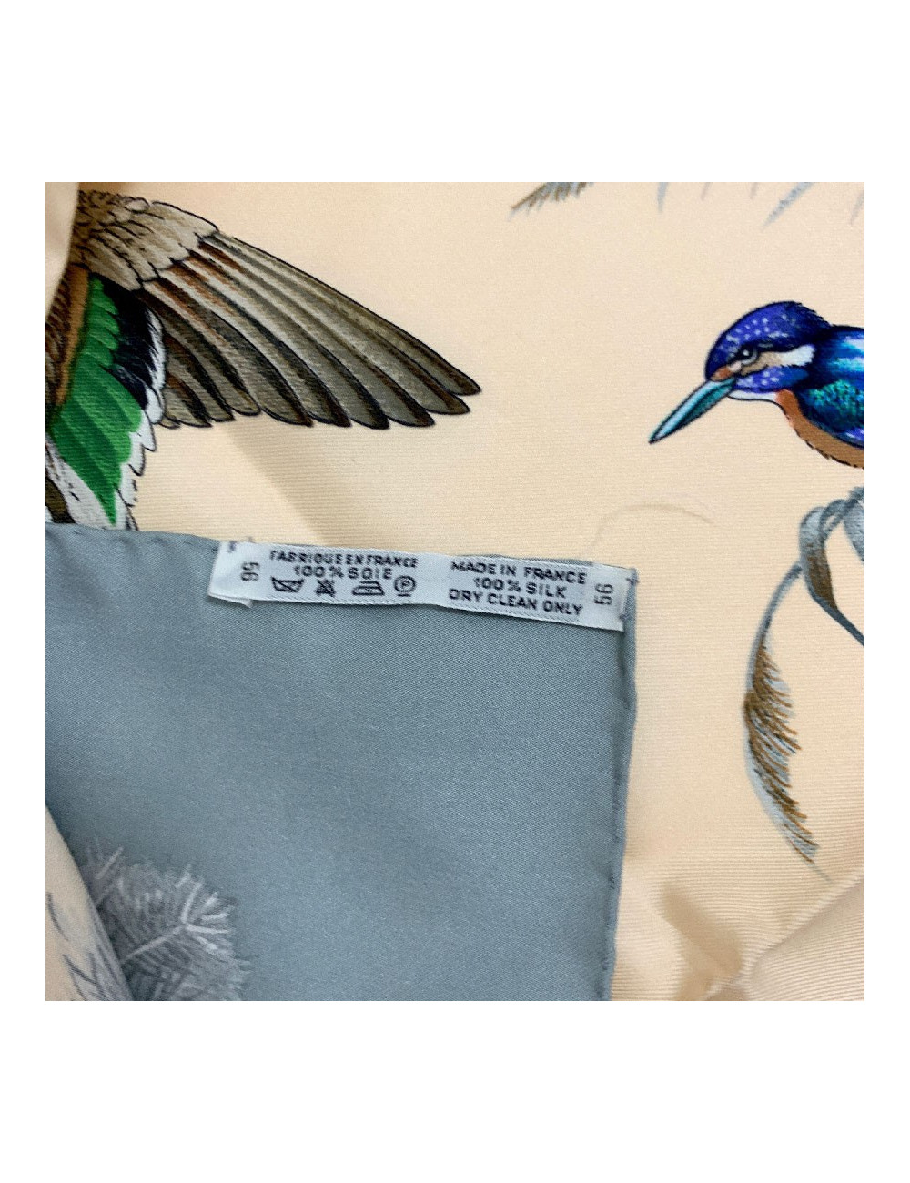 Carré HERMES Halte en Camargue en soie beige rosé et grise