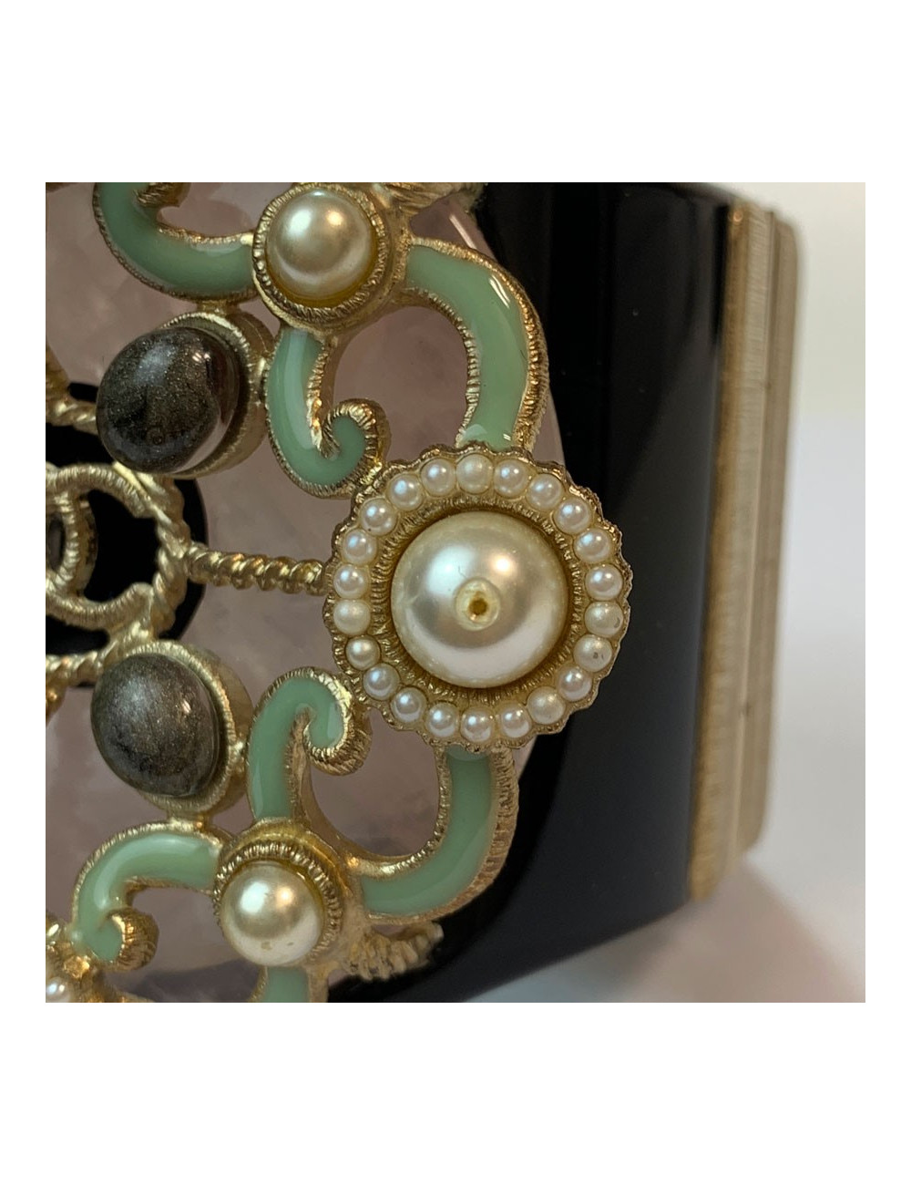  Manchette CHANEL résine noire, verre et perles