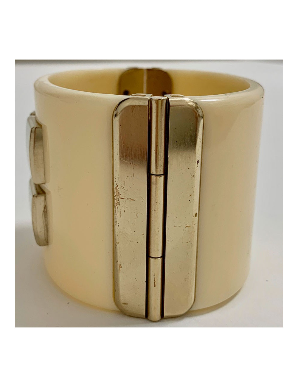 Manchette CHANEL plexiglass ivoire et métal doré 