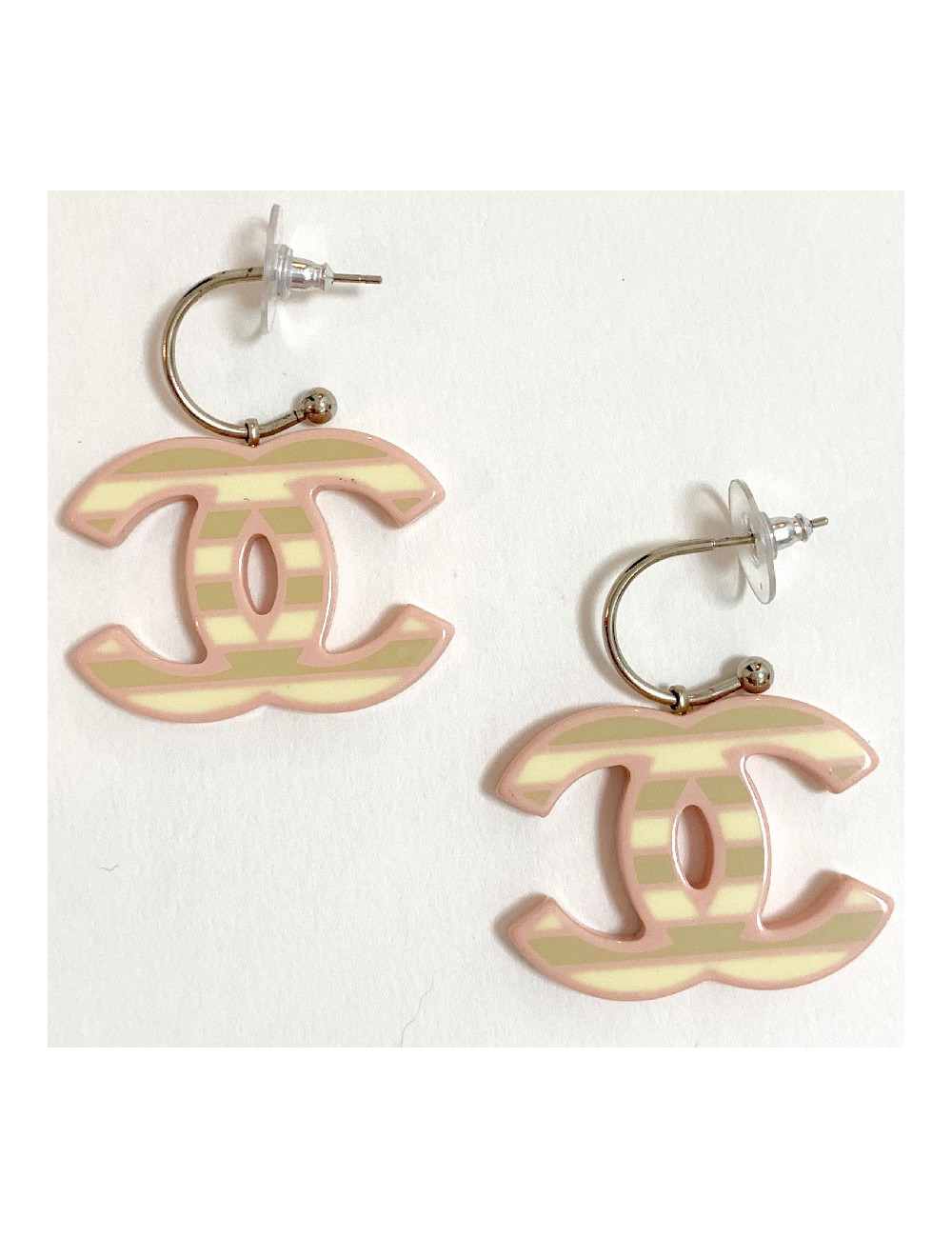 Clous CHANEL CC pendants en résine rose et beige