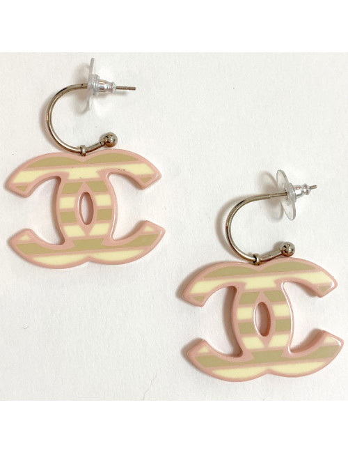 Clous CHANEL CC pendants en résine rose et beige