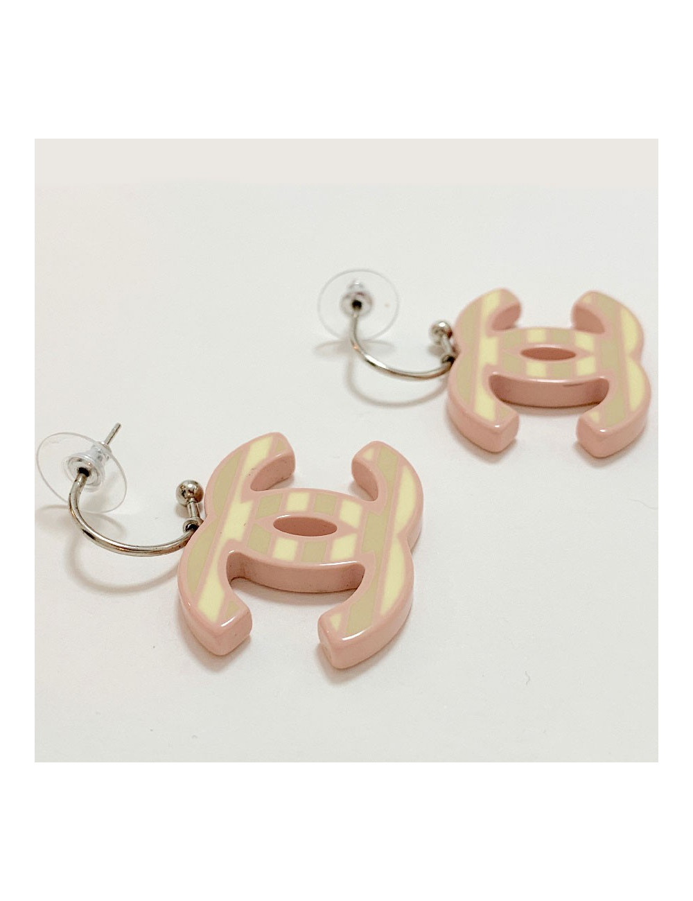 Clous CHANEL CC pendants en résine rose et beige