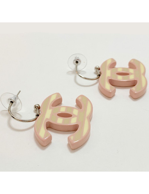 Boucles d'oreille clous CHANEL pendantes "CC"