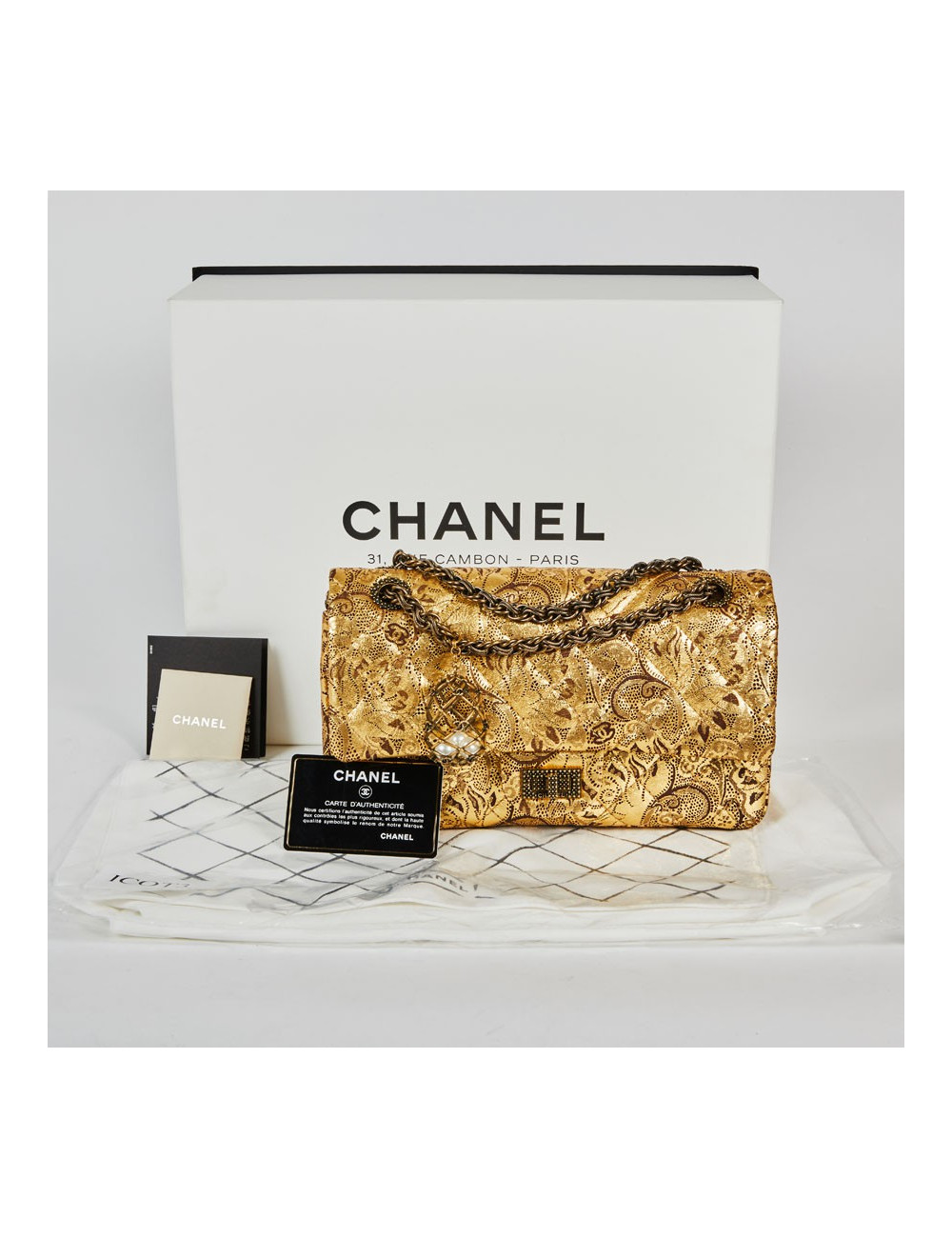 Sac Paris-Moscou CHANEL perforé doré, édition limitée