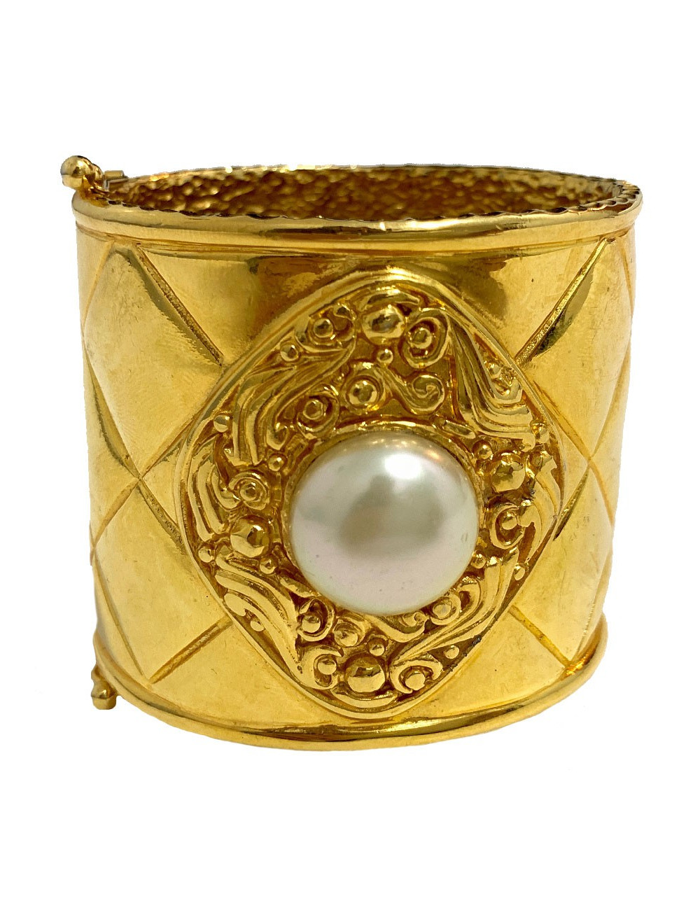 Manchette CHANEL dorée en métal et perle nacrée