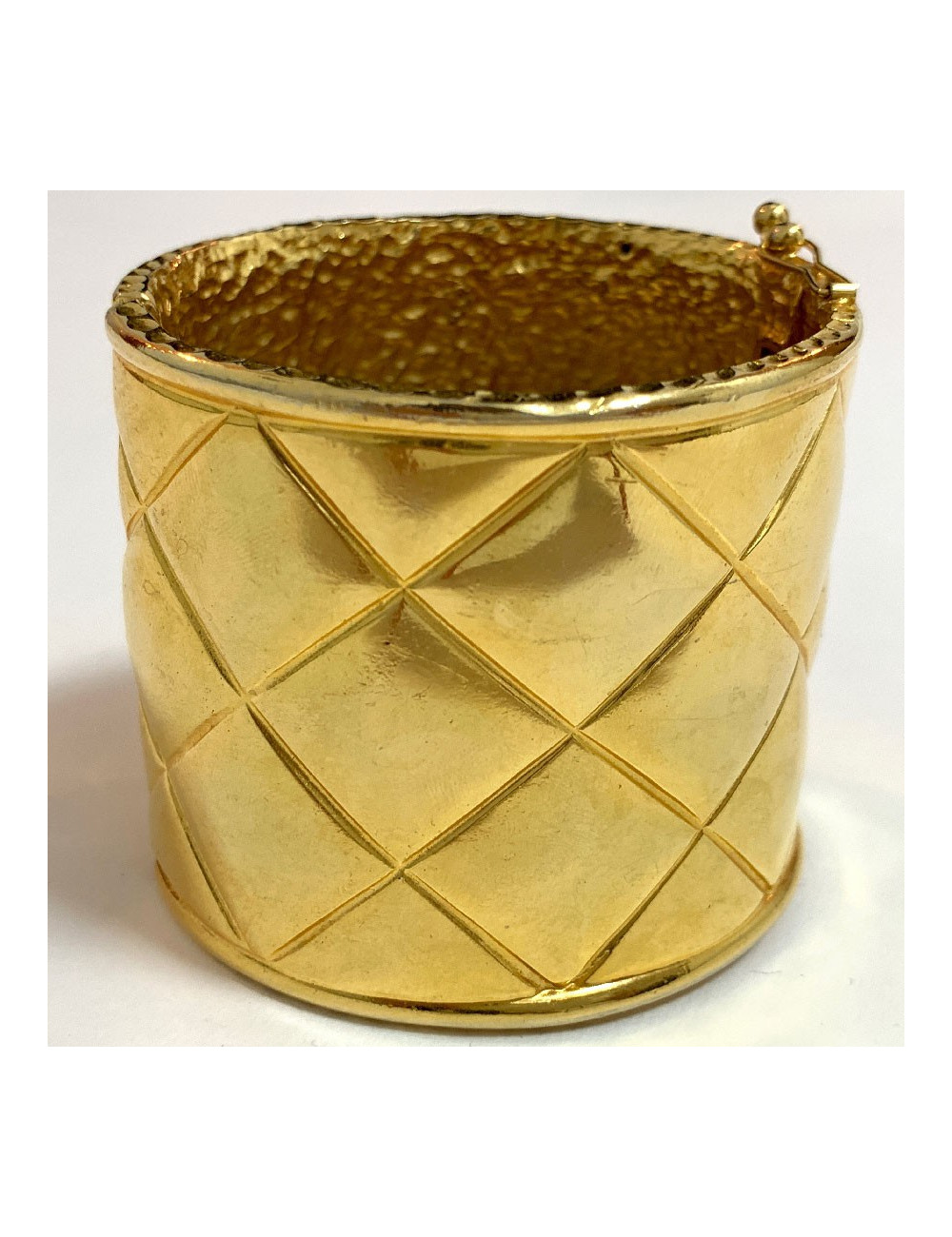 Manchette CHANEL dorée en métal et perle nacrée