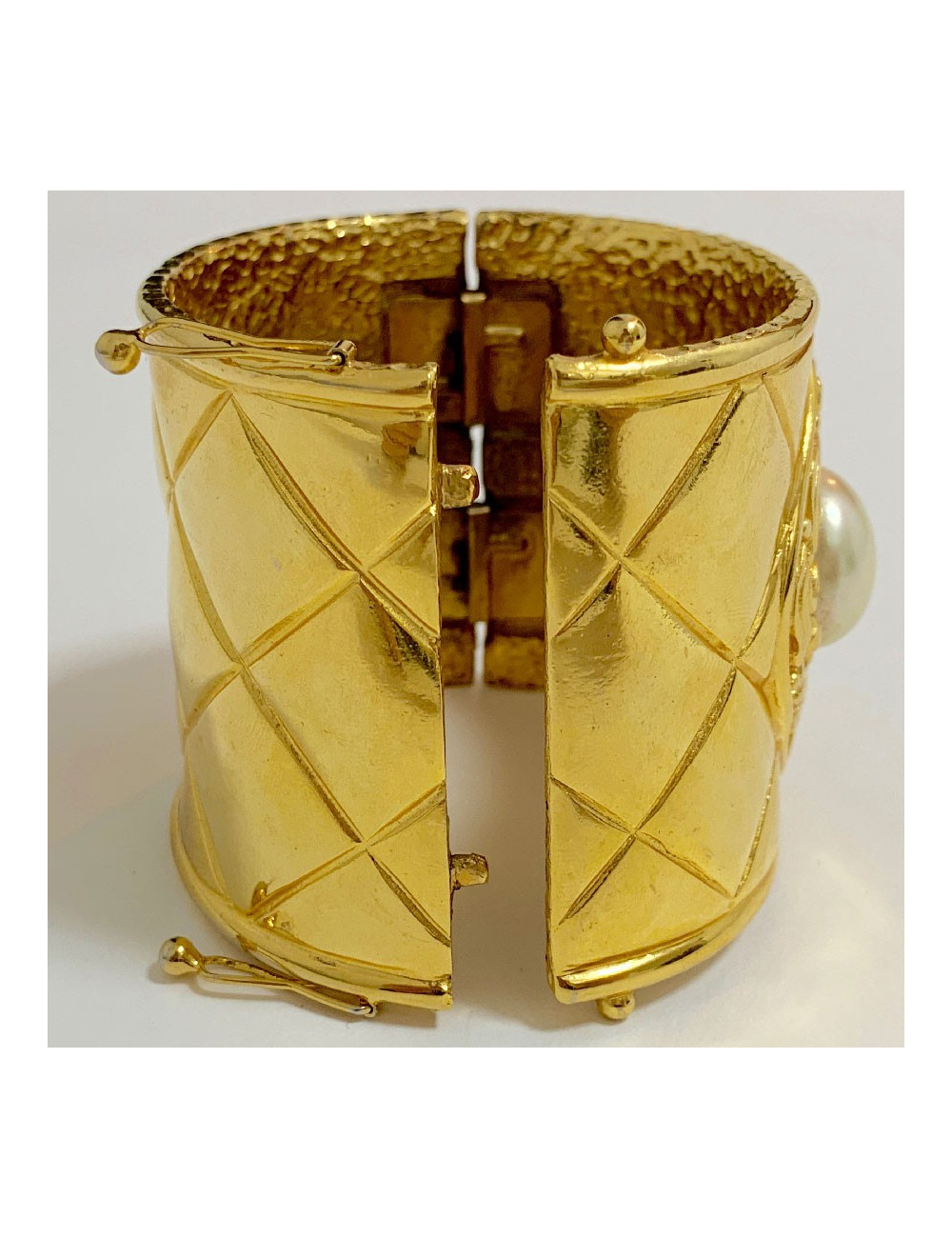 Manchette CHANEL dorée en métal et perle nacrée