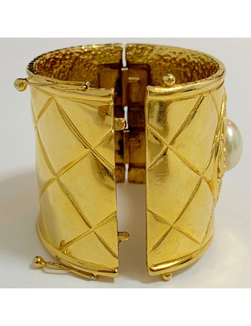 Manchette CHANEL dorée en métal et perle nacrée