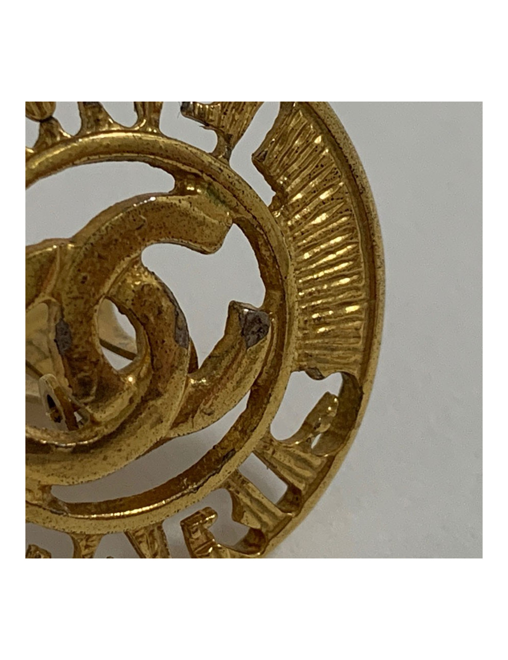 Boucle d'oreille CHANEL dorée vintage