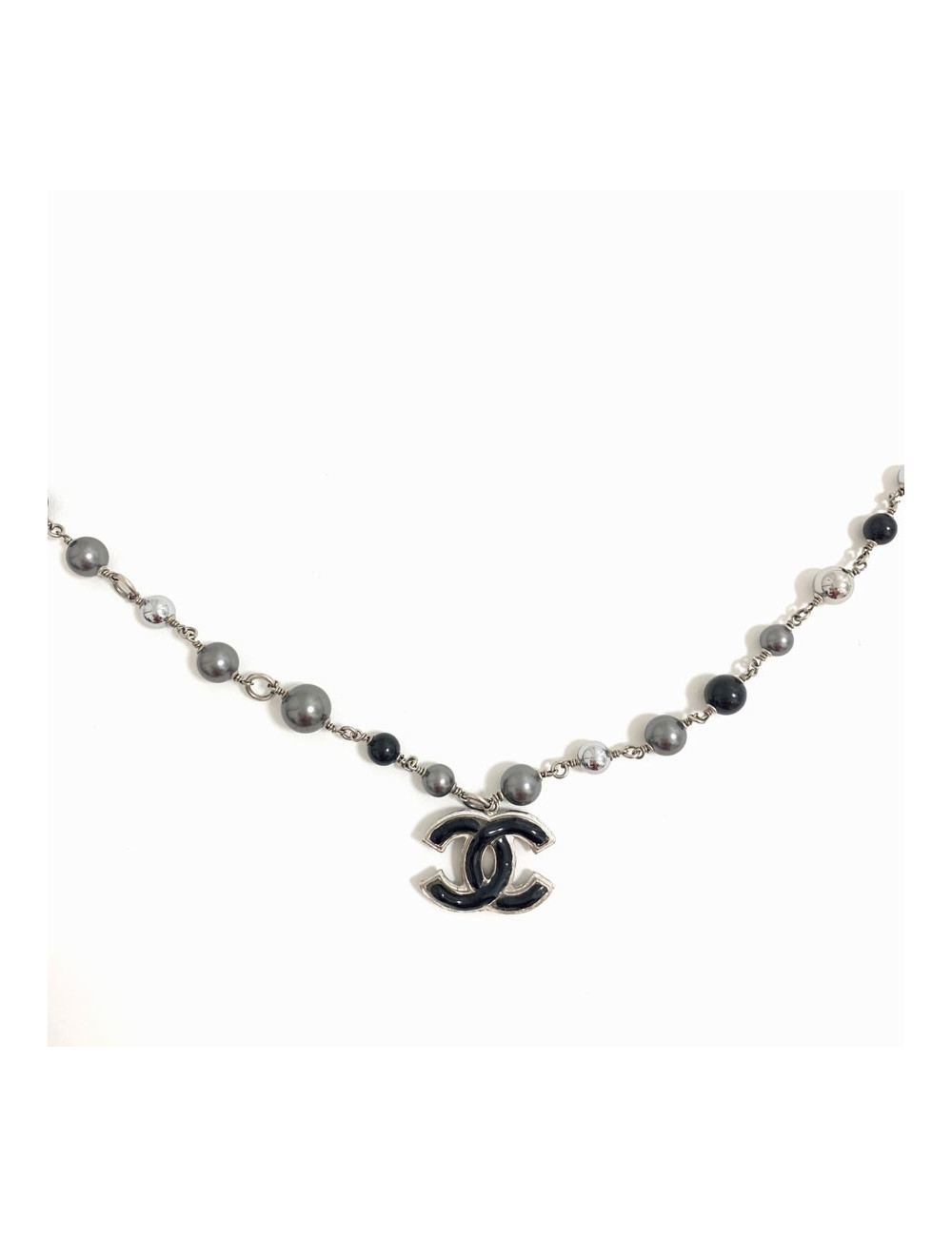 Sautoir CHANEL en perles grises, noires, argentées 