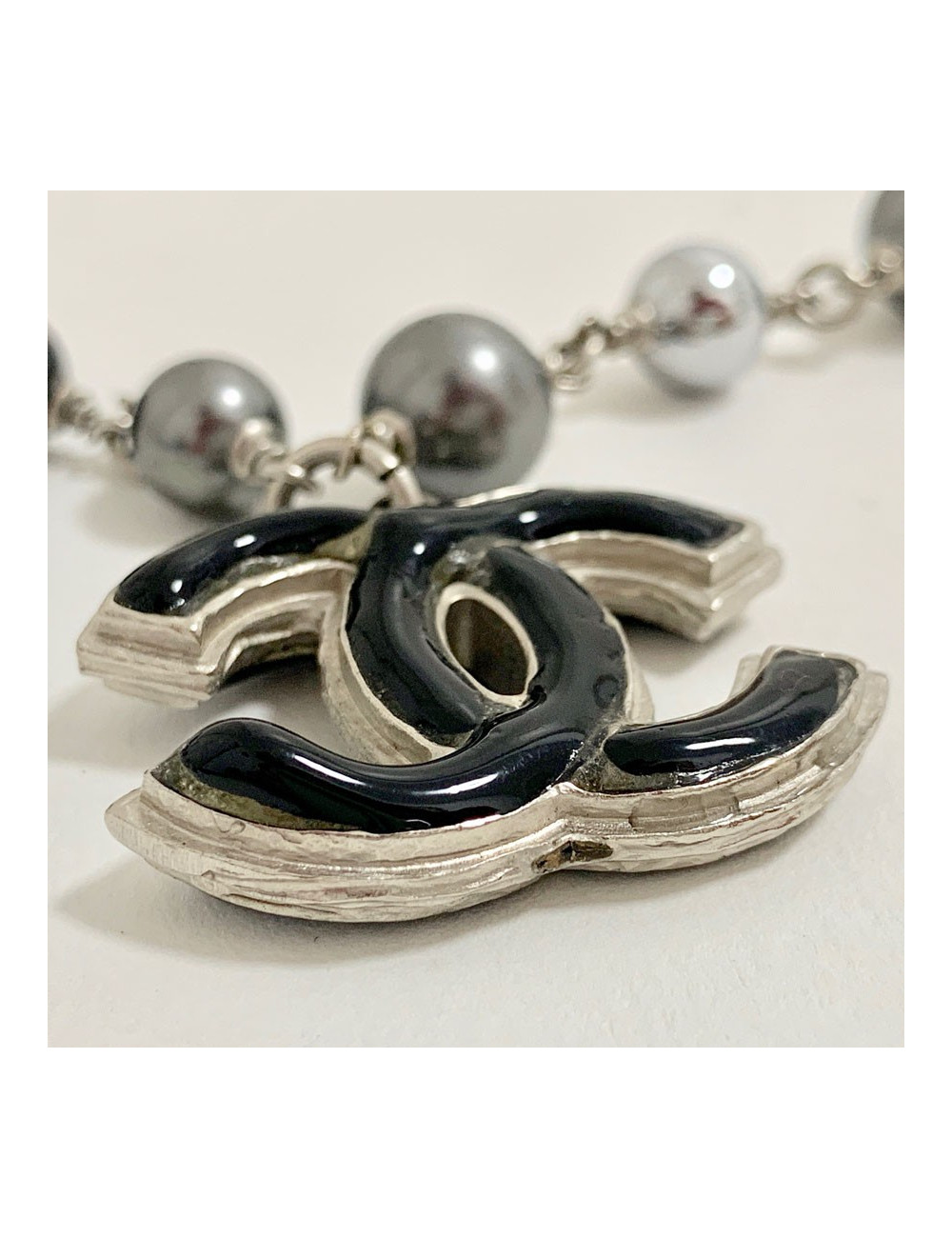 Sautoir CHANEL en perles grises, noires, argentées 