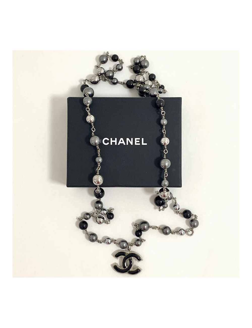 Sautoir CHANEL  perles nacrées gris et noir