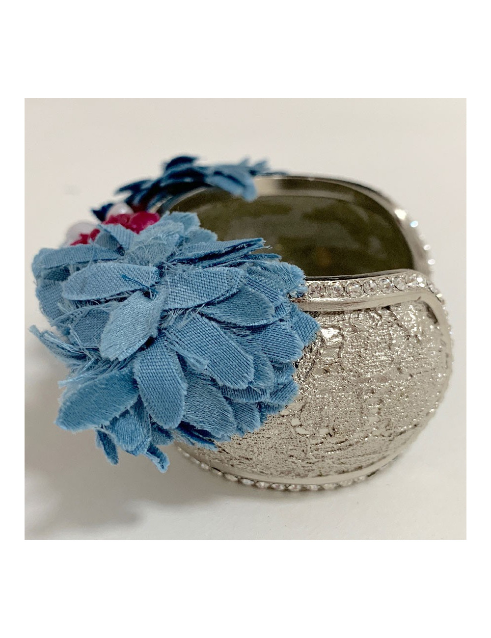 Bracelet CHANEL rigide argenté et fleurs en tissu